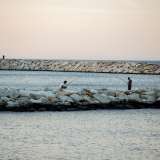 Del resto il mare ora � parzialmente �chiuso� da file di frangiflutti, che a sentire i residenti proteggono per� ben poco da maestrale e tramontana
